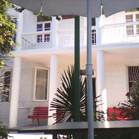 White Guest House Batumi Esterno foto