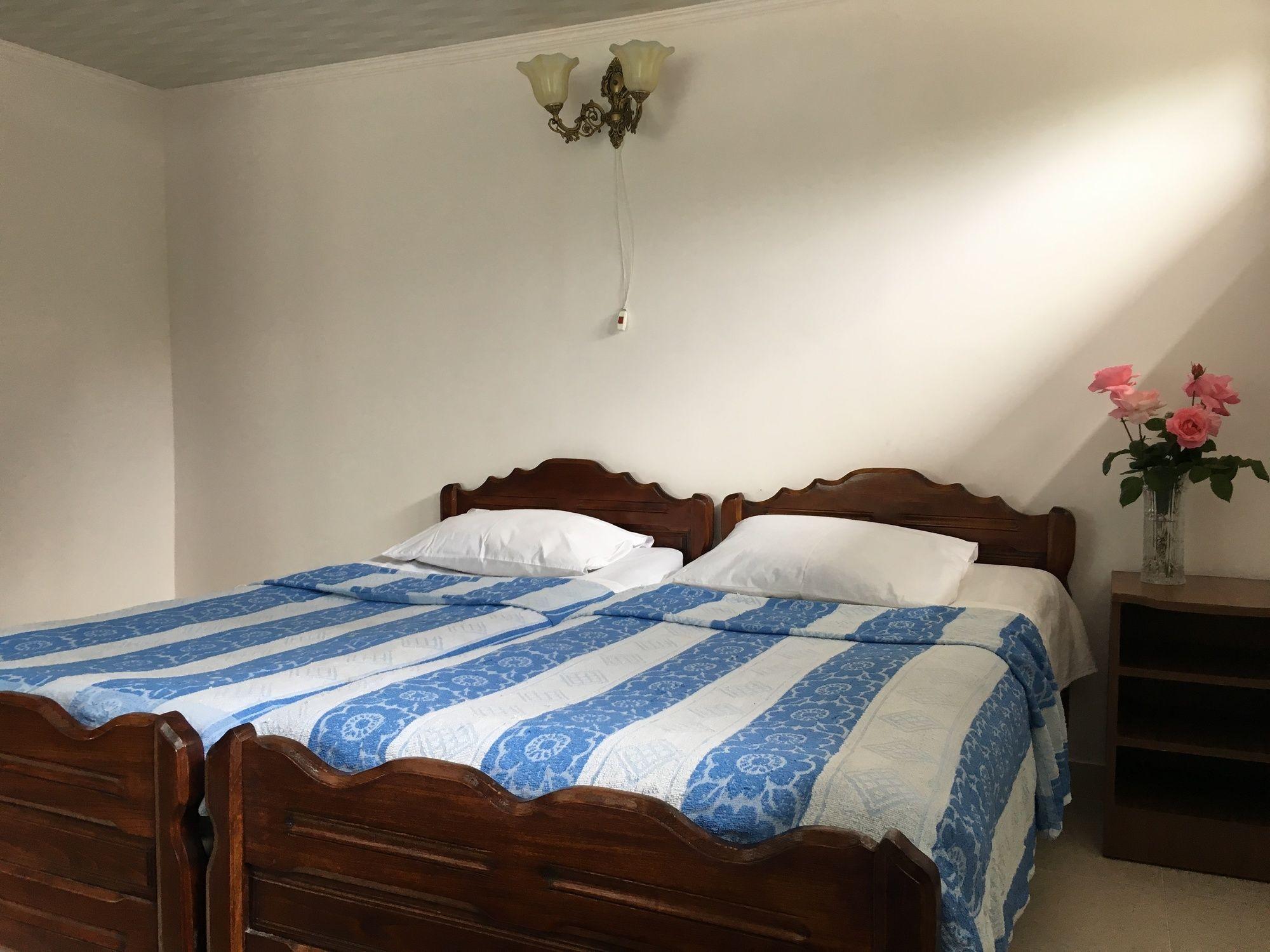 White Guest House Batumi Esterno foto