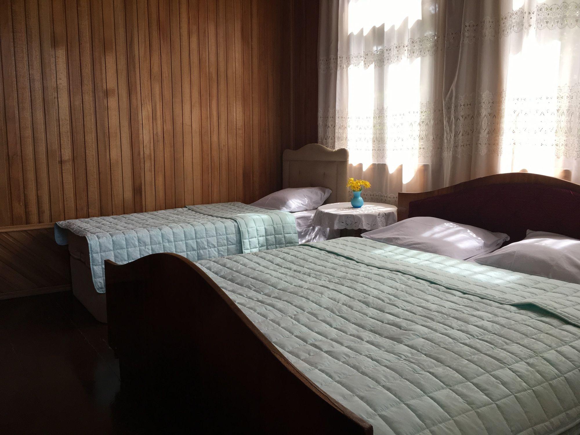 White Guest House Batumi Esterno foto