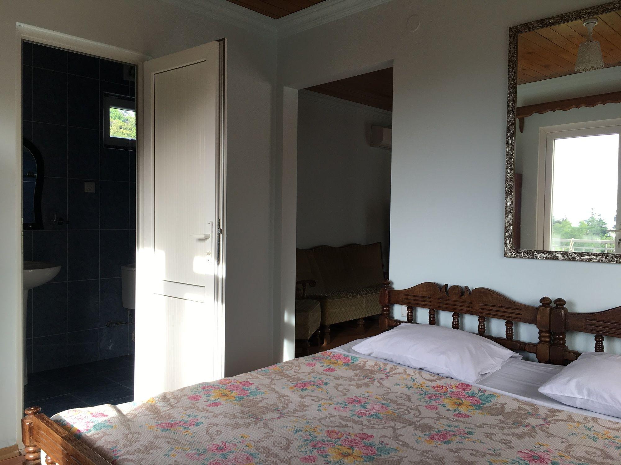 White Guest House Batumi Esterno foto