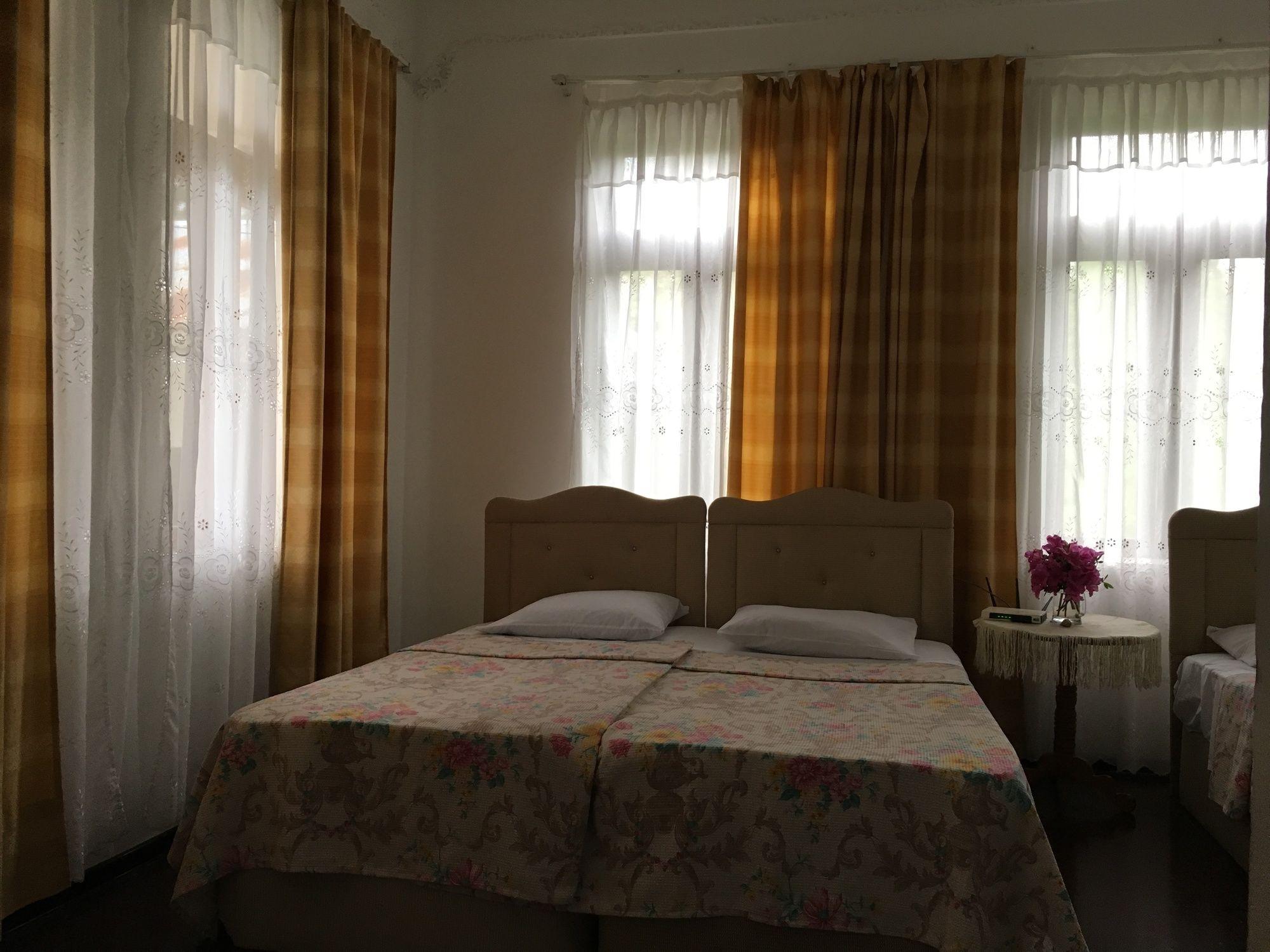 White Guest House Batumi Esterno foto