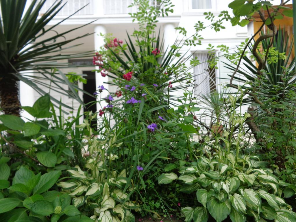 White Guest House Batumi Esterno foto