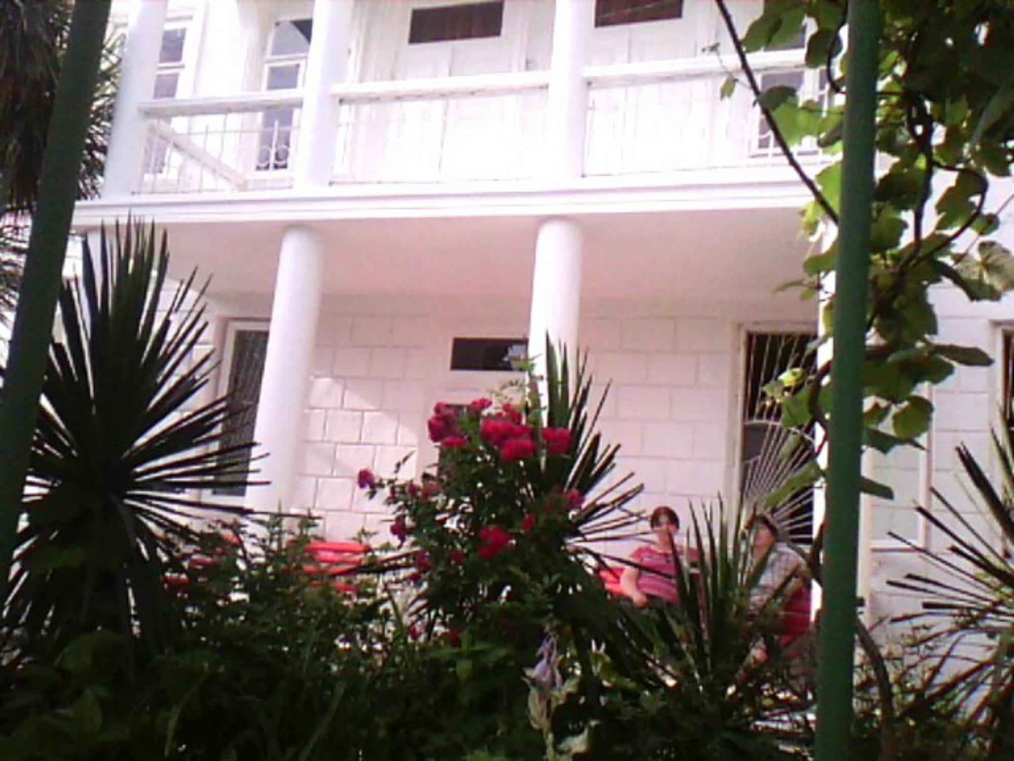 White Guest House Batumi Esterno foto