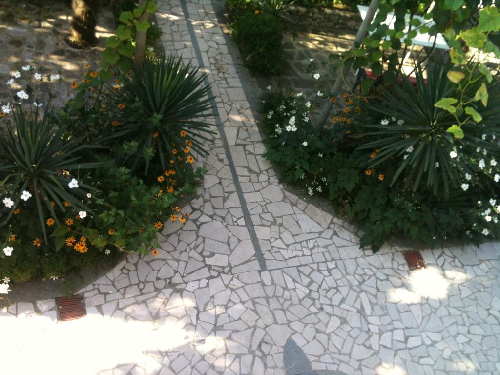 White Guest House Batumi Esterno foto