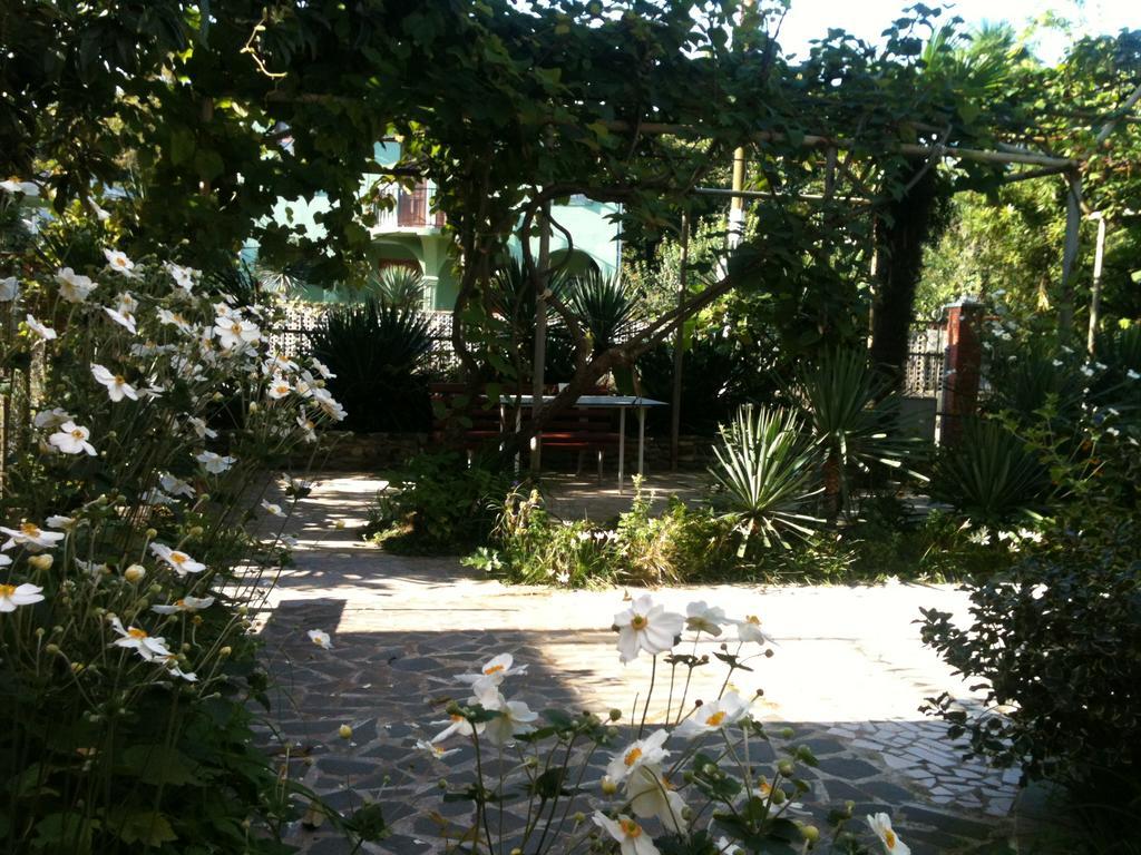 White Guest House Batumi Esterno foto
