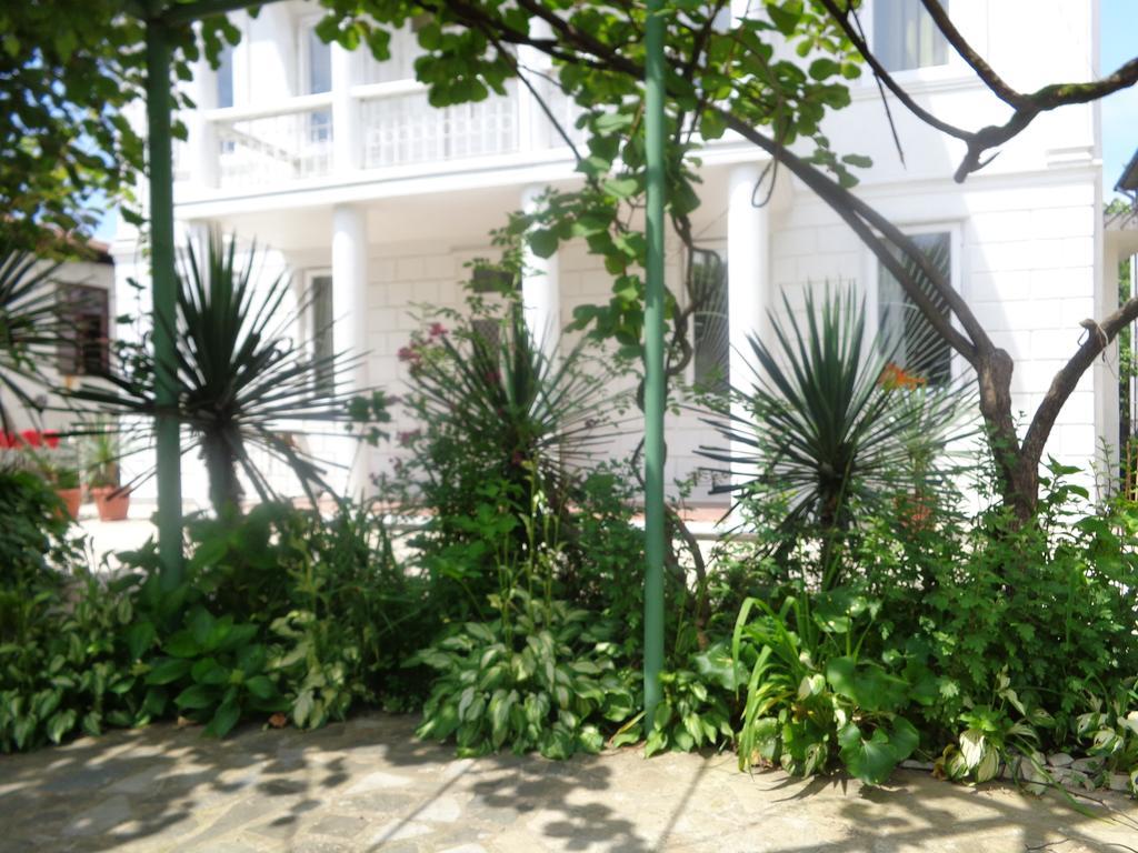 White Guest House Batumi Esterno foto
