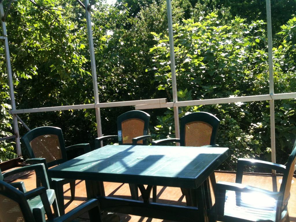 White Guest House Batumi Esterno foto