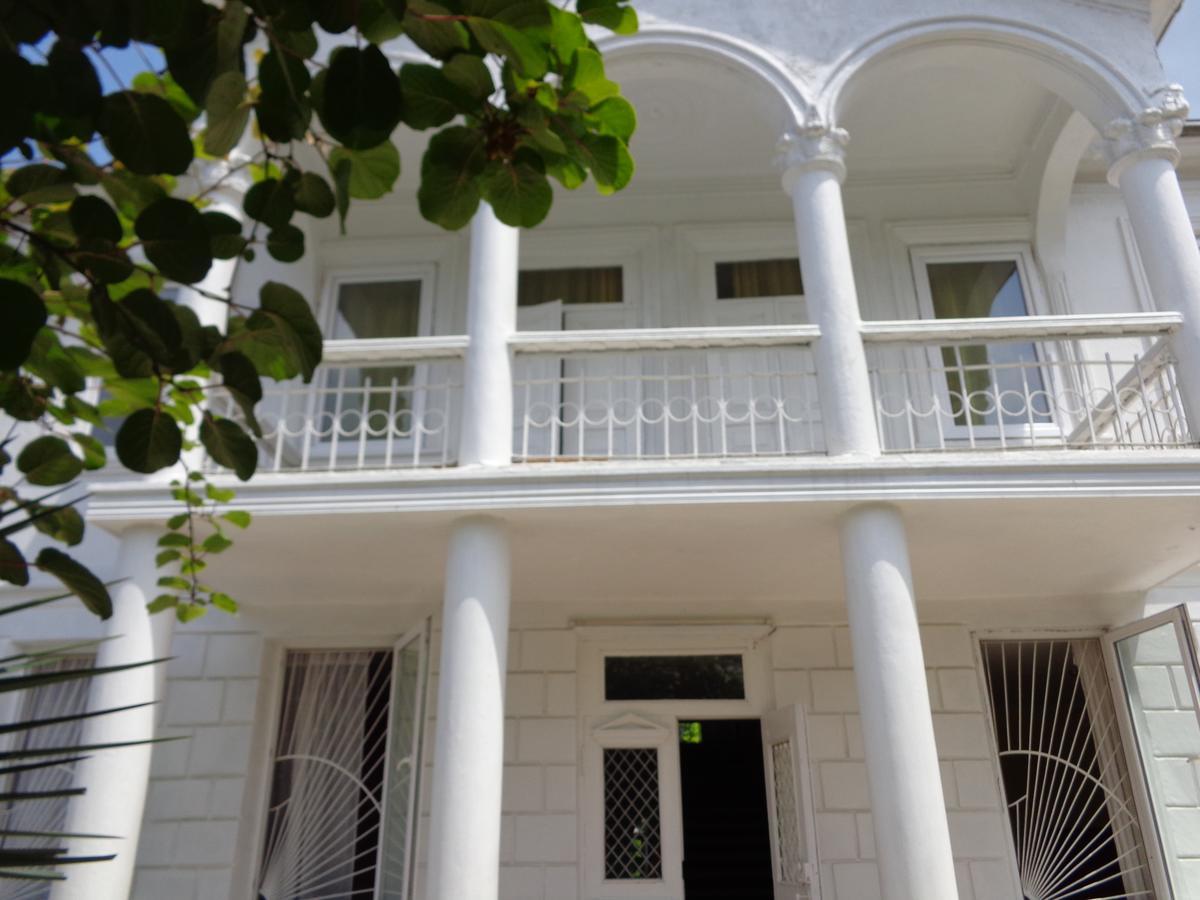 White Guest House Batumi Esterno foto