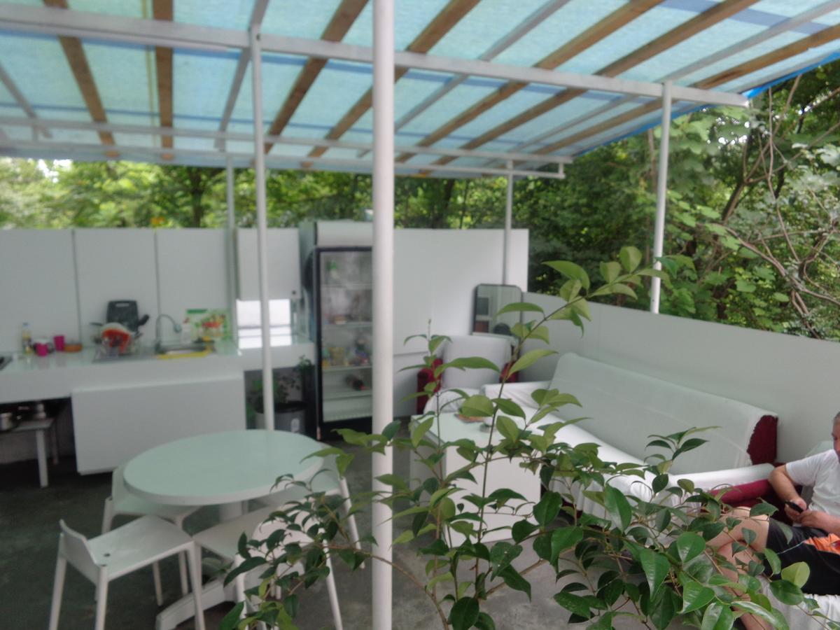 White Guest House Batumi Esterno foto
